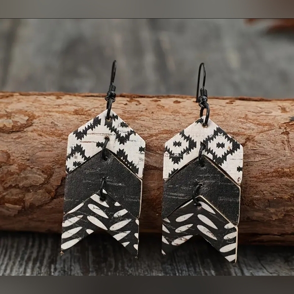 2 For $25 Womens Weatern Black and White Geometric Earrings NWT - Picture 2 of 5